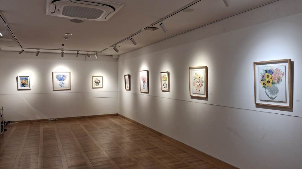 긴 벽면 — 해바라기 대작